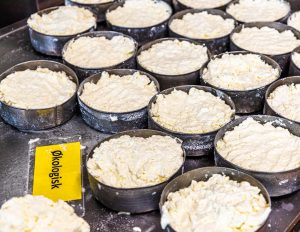 Rygeost ist ein Rauchkäse von der Insel Fyn in Dänemark. Vor dem Räuchern wird der Käsebruch zum Reifen in eine Form gefüllt / © Foto: Georg Berg