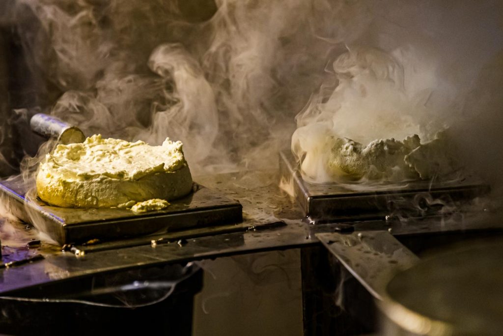 Der Rygeost ist eine Käsespezialität der dänischen Insel Fyn. Der Käse wird rund 20 Sekunden einem intensiven Rauch aus Biostroh ausgesetzt / © Foto: Georg Berg