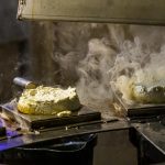 Jeder Frischkäse wird für 20 Sekunden auf einem Rost liegend durch den Rauch geführt. Danach hat der Rygeost ein dezentes Raucharoma / © Foto: Georg Berg