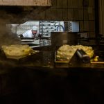 Käseproduzent Jørgen Hof aus Gundestrup hat die Rauchmaschine selbst konzipiert und feuert mit Stroh aus eigenem  biologischem Anbau / © Foto: Georg Berg