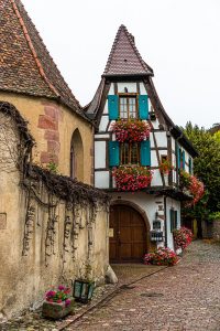 Straßenansicht von Kaysersberg mit Fachwerkhäusern / © Foto: Georg Berg