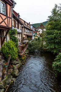 Straßenansicht von Kaysersberg mit Fachwerkhäusern / © Foto: Georg Berg