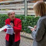 Christiane Keller, Mitbegründerin von Horizons d’Alsace erklärt Reporterin Angela Berg die Routenplanung der Wanderungen von Hotel zu Hotel ohne Gepäck / © Foto: Georg Berg