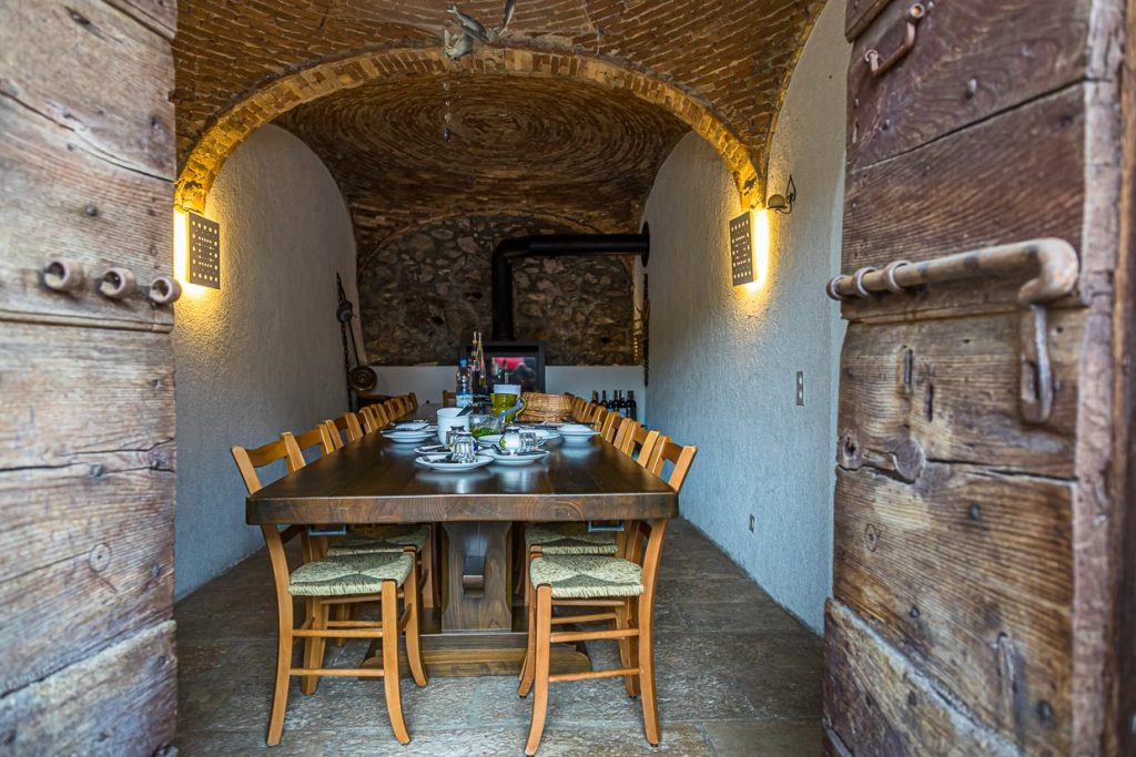 Die Cantine von Gabriela Monfredini in Melide. In den Kellerräumen des ehemaligen Naturkellers sind heute eine Küche und ein Speiseraum mit langer Tafel untergebracht