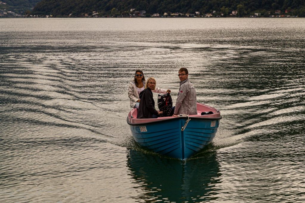 Kurs auf den Anleger. Gabriella und ihr rosa Motorboot. Vom See aus betrachtet sieht die Welt ganz anders aus