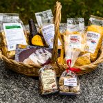 Eine Auswahl der Produkte mit Farina Bona. Vom Polentamehl, über Biscotti bis zu Bier. Alles ist auch im Dorfladen von Vergeletto erhältlich / © Foto: Georg Berg