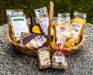 Eine Auswahl der Produkte mit Farina Bona. Vom Polentamehl, über Biscotti bis zu Bier. Alles ist auch im Dorfladen von Vergeletto erhältlich / © Foto: Georg Berg