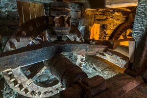 Während draußen das Mühlrad von Wasserkraft angetrieben wird, sorgt im Inneren der Mühle immer noch eine uralte Mechanik für die perfekte Feinheit der Farina Bona / © Foto: Georg Berg