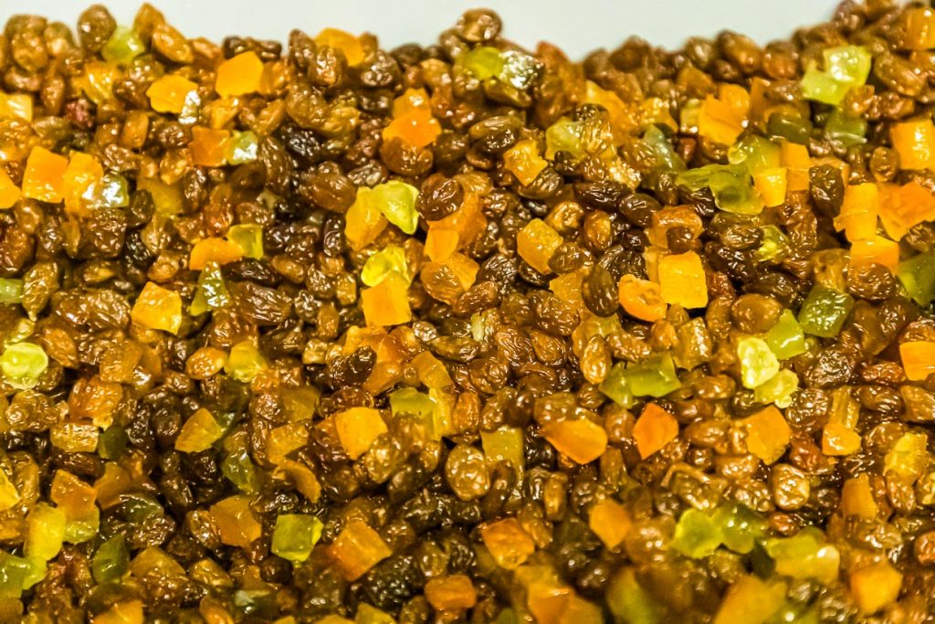 So sehen beste Zutaten aus. Orangeat aus der dicken Pomeranzen-Schale sowie Rosinen und Zitronat in Bio-Qualität stecken im Panettone Tradizionale der Pasticceria Marnin in Locarno