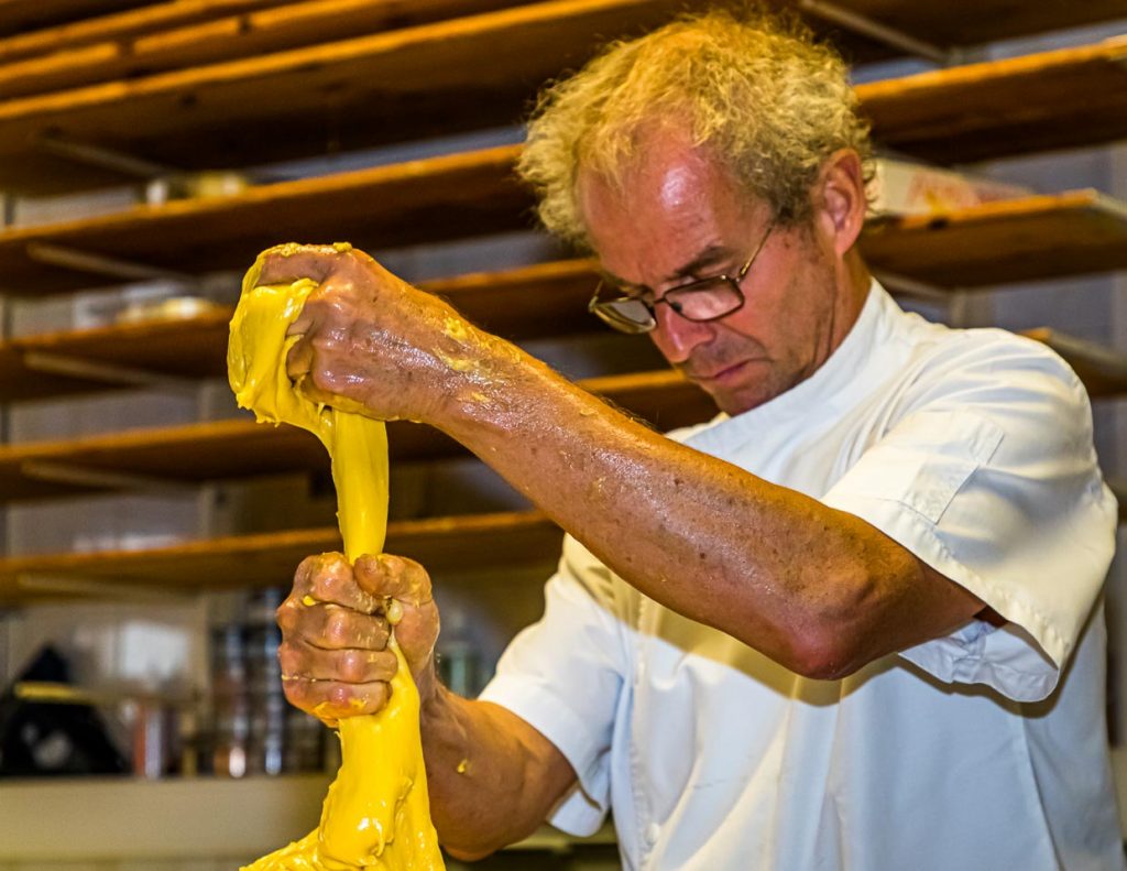 Elastisch, glänzend und gelb. Mit bloßen Händen teilt Arno Antongnini den Vorteig für die unterschiedlichen Panettone-Sorten Tradizionale, Nostrano und Pandananas
