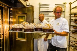 Wie schneebedeckte Kuppeln kommen die Panettone Maron aus dem Ofen. Der Schneezucker bleibt lange crunchig und bildet zum luftigen und mundfüllenden Inneren einen tollen Kontrast / © Foto: Georg Berg