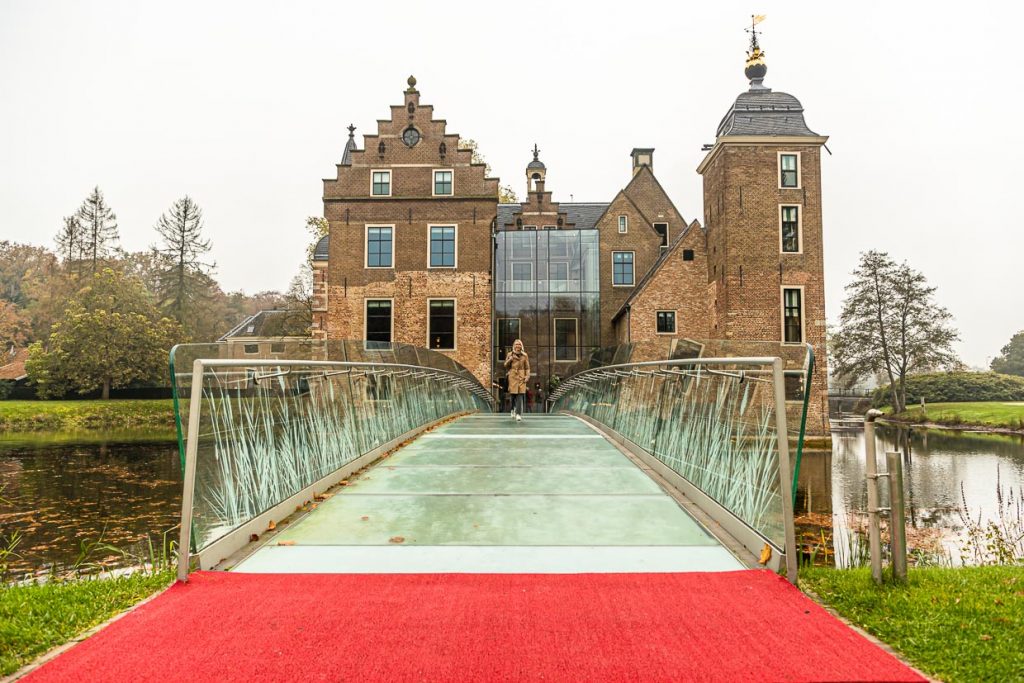 Schloss Ruurlo mit seiner gläsernen Brücke in der Provinz Gelderland im Osten Hollands