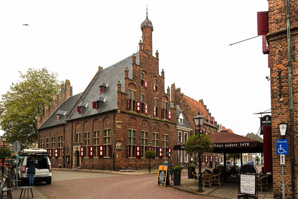 Hansepracht auch in Doesburg. Rechts die Außenterasse des ältesten Wirtshauses der Niederlande, das Stadsbierhuis von 1478 / © Foto: Georg Berg