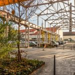 „Hall in one“ nennt sich das neue Einkaufscenter und Freizeitgelände in Saint-Chamond, Frankreich. Es wurde 2018 in die Hallen der ehemals dort ortsansässigen Stahlindiustrie (Compagnie des forges et aciéries de la Marine et d'Homécourt)erbaut. Im ehemaligen Industriekomplex befindet sich die Shoppingmall "Hall in 1" mit Kino, Brasserien, Freizeit- und Einkaufsmöglichkeiten / © Foto: Georg Berg