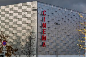 „Hall in one“ nennt sich das neue Einkaufscenter und Freizeitgelände in Saint-Chamond, Frankreich. Es wurde 2018 in die Hallen der ehemals dort ortsansässigen Stahlindiustrie (Compagnie des forges et aciéries de la Marine et d'Homécourt)erbaut. Im ehemaligen Industriekomplex befindet sich die Shoppingmall "Hall in 1" mit Kino, Brasserien, Freizeit- und Einkaufsmöglichkeiten / © Foto: Georg Berg