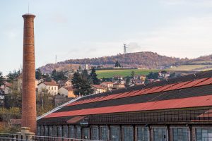 Früher standen auf dem Industriegelände in Saint-Chamond (Frankreich) 32 Schlote. Hier wurden in den Anfängen der Stahlindustrie vor allem Panzer produziert. Das Gelände nennt sich heute Novacierès und bedeutet „Neue Stahlindustrie“. „Hall in one“ nennt sich das neue Einkaufscenter und Freizeitgelände in Saint-Chamond, Frankreich. Es wurde 2018 in die Hallen der ehemals dort ortsansässigen Stahlindiustrie (Compagnie des forges et aciéries de la Marine et d'Homécourt)erbaut. Im ehemaligen Industriekomplex befindet sich die Shoppingmall "Hall in 1" mit Kino, Brasserien, Freizeit- und Einkaufsmöglichkeiten / © Foto: Georg Berg