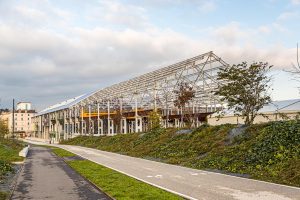 „Hall in one“ nennt sich das neue Einkaufscenter und Freizeitgelände in Saint-Chamond, Frankreich. Es wurde 2018 in die Hallen der ehemals dort ortsansässigen Stahlindiustrie (Compagnie des forges et aciéries de la Marine et d'Homécourt)erbaut. Im ehemaligen Industriekomplex befindet sich die Shoppingmall "Hall in 1" mit Kino, Brasserien, Freizeit- und Einkaufsmöglichkeiten / © Foto: Georg Berg