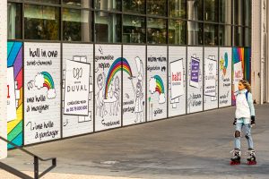 „Hall in one“ nennt sich das neue Einkaufscenter und Freizeitgelände in Saint-Chamond, Frankreich. Es wurde 2018 in die Hallen der ehemals dort ortsansässigen Stahlindiustrie (Compagnie des forges et aciéries de la Marine et d'Homécourt)erbaut. Im ehemaligen Industriekomplex befindet sich die Shoppingmall "Hall in 1" mit Kino, Brasserien, Freizeit- und Einkaufsmöglichkeiten / © Foto: Georg Berg