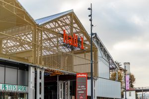 „Hall in one“ nennt sich das neue Einkaufscenter und Freizeitgelände in Saint-Chamond, Frankreich. Es wurde 2018 in die Hallen der ehemals dort ortsansässigen Stahlindiustrie (Compagnie des forges et aciéries de la Marine et d'Homécourt)erbaut. Im ehemaligen Industriekomplex befindet sich die Shoppingmall "Hall in 1" mit Kino, Brasserien, Freizeit- und Einkaufsmöglichkeiten / © Foto: Georg Berg