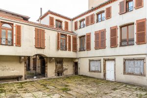 Hinterhof in der Altstadt von Saint Chamond, Frankreich / © Foto: Georg Berg