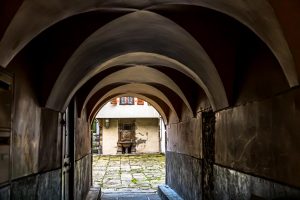 Hinterhof in der Altstadt von Saint Chamond, Frankreich / © Foto: Georg Berg
