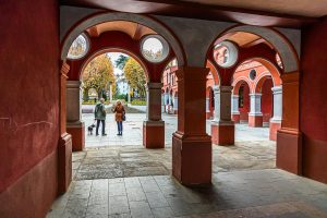 Durchgang zum Parc Nelson Mandela / © Foto: Georg Berg