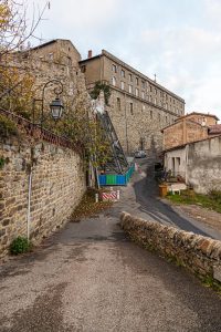 Das Quartier Saint-Ennemond bildet das historische Zentrum von Saint Chamond, Frankreich. Viele der baufälligen Häuser sind von neuen Eigentümern saniert worden. Das Quartier am Schloss wird zum größten Teil von Gastarbeitern bewohnt. Die Stadt Saint Chamond hat Häuser und Grundstücke zum Preis von 1 Euro zur Verfügung gestellt, mit der Auflage diese wieder in Stand zu setzen / © Foto: Georg Berg