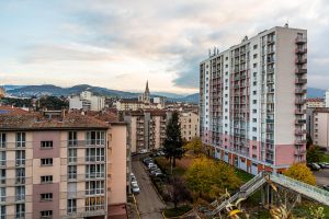 Blick über die moderne Stadt Saint-Chamond von der Anhöhe des historischen Stadtkerns aus / © Foto: Georg Berg