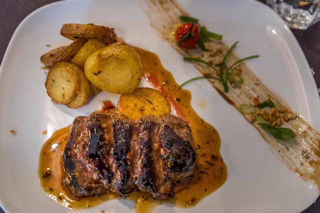 In den Restaurants und Gaststuben stehen viele Fleischgerichte auf der Menükarte / © Foto: Georg Berg