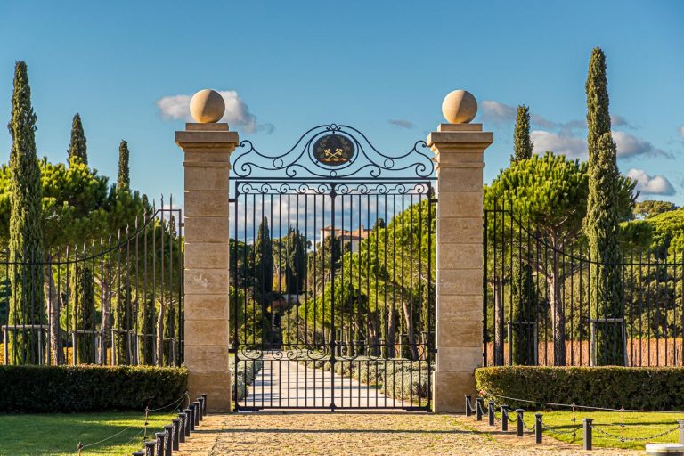 Die Zufahrt von Chateau Leoube. Das Anwesen erstreckt sich vier Kilometer entlang der Küste des Departements Var / © Foto: Georg Berg