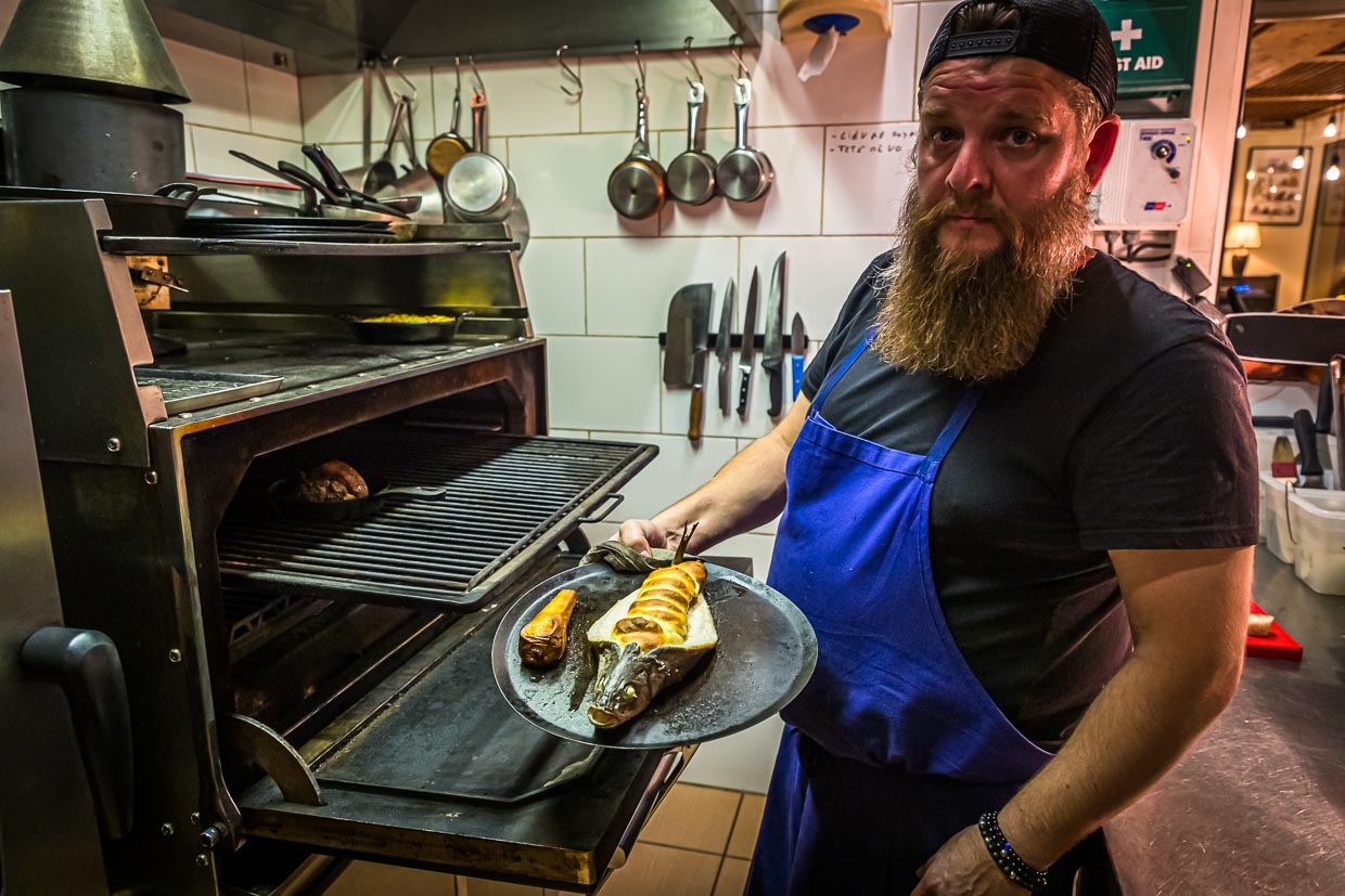 Cyril Aveline in der offenen Küche seines Yachthafen Restaurants Hestia. Im Mittelpunkt ein imposanter Jospergrill / © Foto: Georg Berg