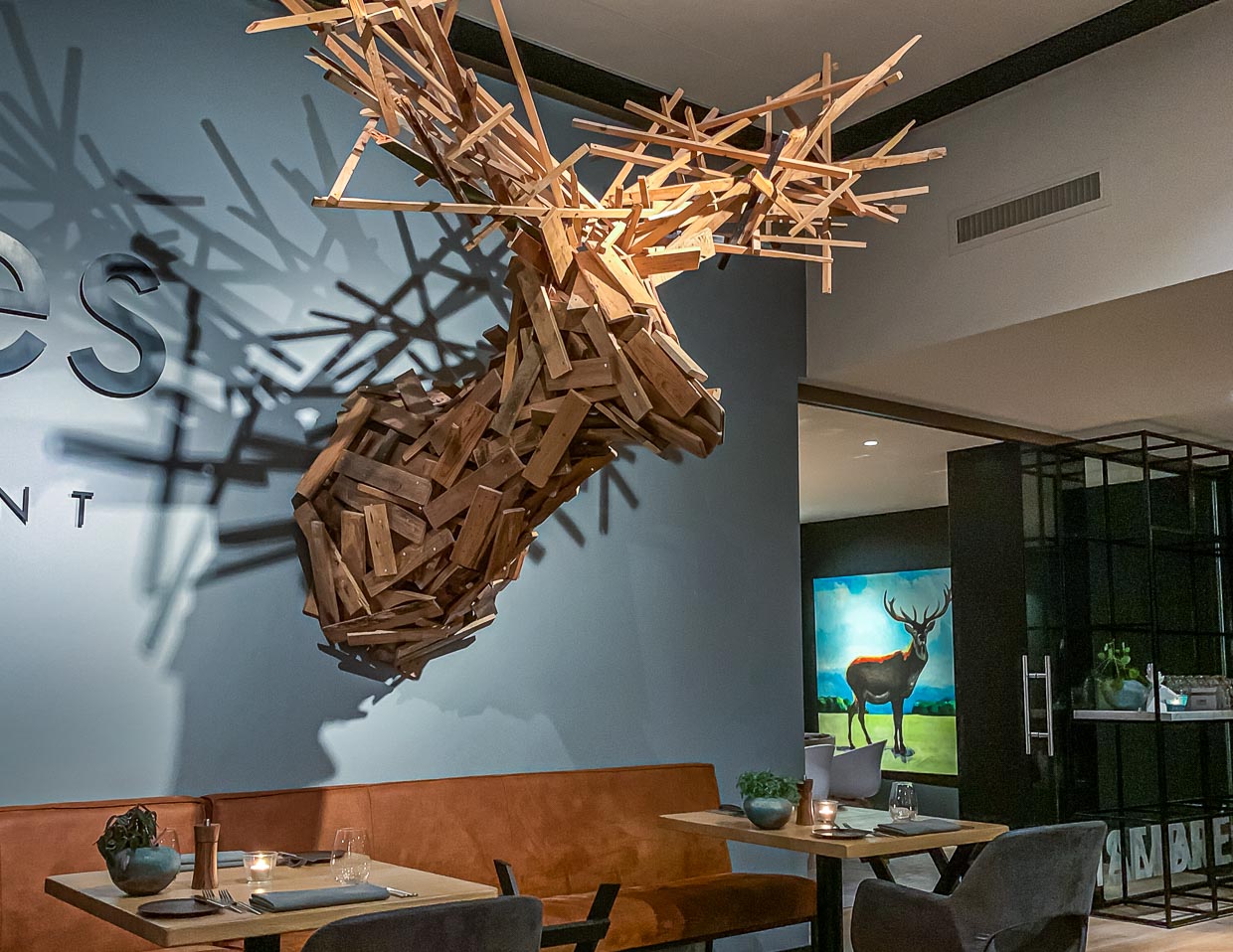 Im Restaurant Cèpes dominieren Hirschgeweihe die Raumgestaltung. Wild ist auch auf der Menükarte ein kulinarischer Leitfaden / © Foto: Georg Berg
