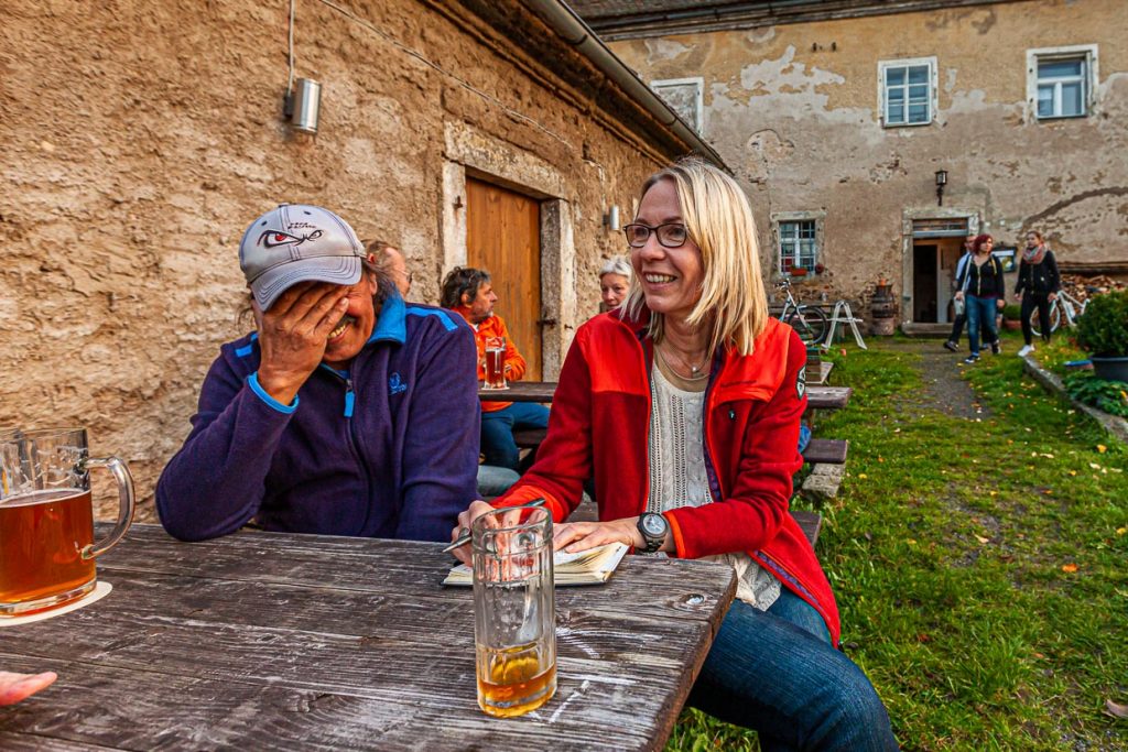 Vor allem beim Zoigl-Bier kommt man mit den Oberpfälzern schnell in Kontakt. Zufallsbekanntschaft Josef ist mit dem Fahrrad da und kennt Historisches und Lustiges rund um die Zoigl-Kultur in der nördlichen Oberpfalz