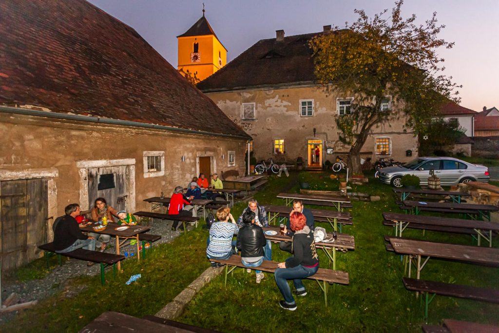 Bodenständige Kultur. Herzhafte Küche und süffiges Bier im Garten des alten Pfarrhofs in Altenstadt
