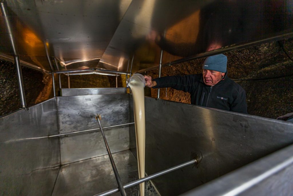 Hausbrauer Wolfgang Üblacker füllt zuerst flüssige Hefe in den Tank, damit sie sich gut mit der Bier-Würze mischt