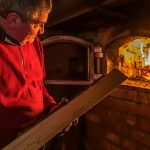 Der Tag beginnt für Braumeister Josef (Sepp) Neuber mit dem Anschüren der beiden Öfen im alten Brauhaus / © Foto: Georg Berg