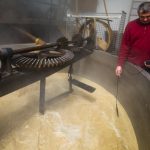 Transmissionsriemen und Digitalthermometer tragen gleichermaßen zum Gelingen des Zoigl-Brauens in der Oberpfalz bei / © Foto: Georg Berg