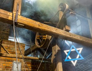 Zoigl-Brauen in der Oberpfalz. Im denkmalsgeschützten Brauhaus von Falkenberg hängt der Zeigerstern (Zoigl) der Brauer / © Foto: Georg Berg