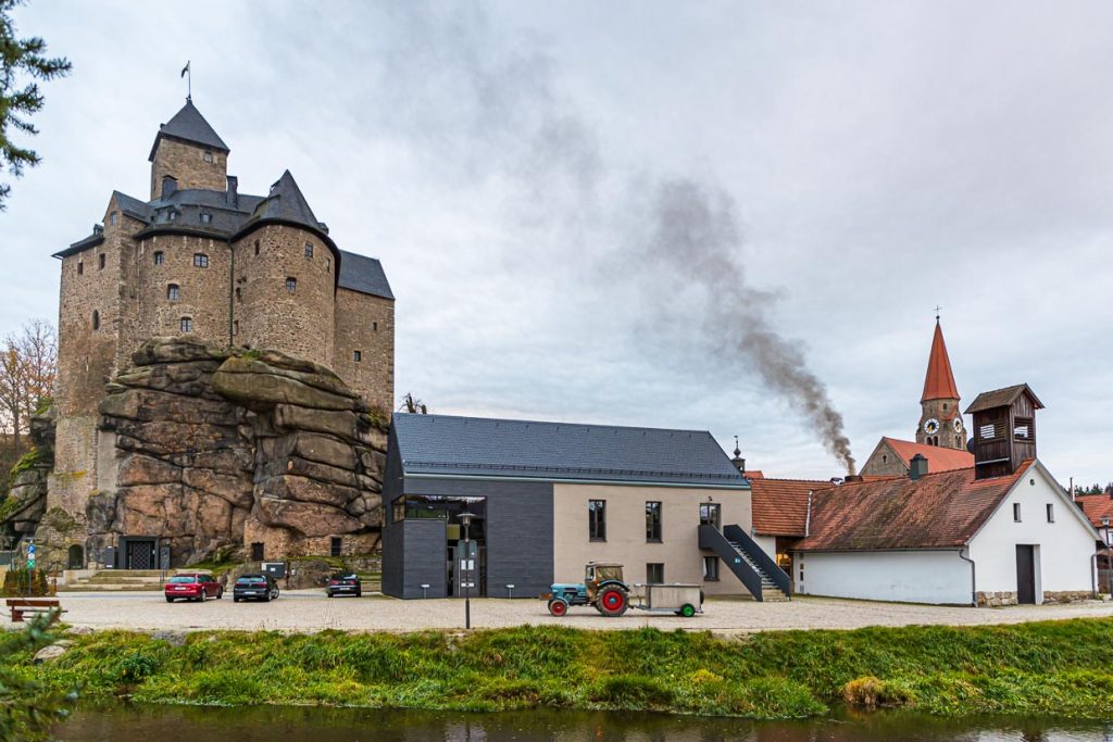 Zoigl-Brauen in der Oberpfalz. Schwarzer Rauch steigt über dem Kommun-Brauhaus von Falkenberg auf / © Foto: Georg Berg