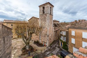 Blick auf die Rückseite der Kirche Saint-Pancrace, die von 1489 bis 1503 im Stil der provenzalischen Gotik mit einer Renaissance-Fassade in Aups, Frankreich, erbaut wurde / © Foto: Georg Berg