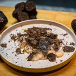 Frische Jakobsmuscheln gewürzt mit Meersalz, schwarzem Pfeffer und Olivenöl sowie frisch gehobeltem schwarzen Trüffel. Reduziert auf diese wenigen Zutaten kommt das Aroma des schwarzen Trüffels sehr gut zur Geltung / © Foto: Georg Berg