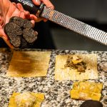 Schwarzer Trüffel kommt auch in die Rindfleisch-Ravioli von Alexandre Dimitch / © Foto: Georg Berg