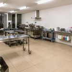 In diesem Hinterhof-Labor in Draguignan werden im Jahr und 10 Prozent der weiltweiten Trüffelernte verarbeitet. Alle Trüffel werden bei ihrer Ankunft von Hand gereinigt und dann weiterverarbeitet / © Foto: Georg Berg