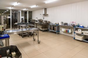 In diesem Hinterhof-Labor in Draguignan werden im Jahr und 10 Prozent der weiltweiten Trüffelernte verarbeitet. Alle Trüffel werden bei ihrer Ankunft von Hand gereinigt und dann weiterverarbeitet / © Foto: Georg Berg
