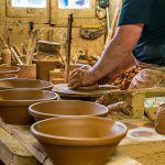 Cassole ist die irdene Keramikform, in der das Cassoulet zubereitet wird. Cassoulet ist ein Gemeinschaftsessen. Beliebt ist die Größe für 8 Personen. Das Formen einer Cassole dauert rund 10 Minuten. Griffe werden angesetzt und der Firmenstempel plaziert. / © Foto: Georg Berg