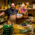 Die Cassole ist ein gutes Beispiel dafür, wie das passende Kochgeschirr den Geschmack eines Gerichts beeinflussen kann. Jean-Pierre Not mit Redakteurin Angela Berg im Verkaufsraum der Töpferei. / © Foto: Georg Berg