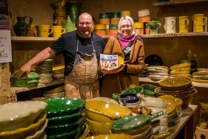Die Cassole ist ein gutes Beispiel dafür, wie das passende Kochgeschirr den Geschmack eines Gerichts beeinflussen kann. Jean-Pierre Not mit Redakteurin Angela Berg im Verkaufsraum der Töpferei. / © Foto: Georg Berg