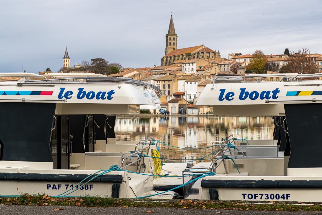 Castelnaudary hinter dem Bassin des Canal du Midi. Im Vordergrund die Hausbootflotte Le Boot, deren Schiffe gemietet werden können / © Foto: Georg Berg