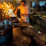 Chef Eric Rousselot bereitet das berühmte Cassoulet Imperial in der Hostellerie Etienne zu, die seit 1956 als Familienbetrieb geführt wird. Hitze und Zeit sind zwei wichtige Komponenten für den köstlichen Cassoulet aus Südrankreich / © Foto: Georg Berg