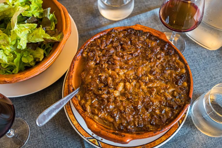 Chef Eric Rousselot bereitet das berühmte Cassoulet Imperial in der Hostellerie Etienne zu, die seit 1956 als Familienbetrieb geführt wird. Die braune Kruste gehört zu einem guten Cassoulet. Des weiteren nur noch ein einfacher Salat und ein Glas Wein - c’est tout - c’est bien! / © Foto: Georg Berg
